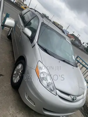Toyota Sienna 2010 Silver