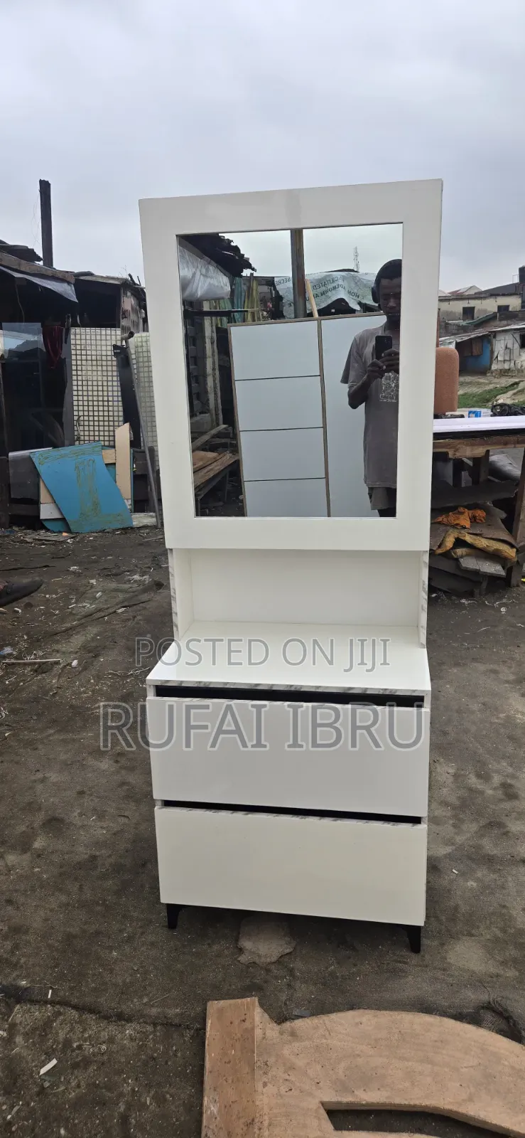 Modern Dressing Table With Mirror Storage