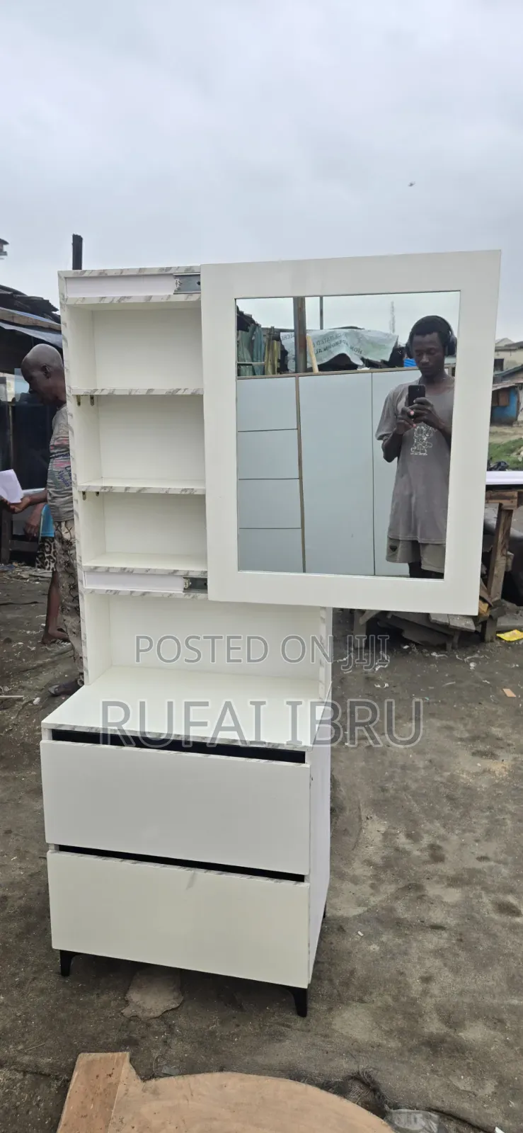 Modern Dressing Table With Mirror Storage
