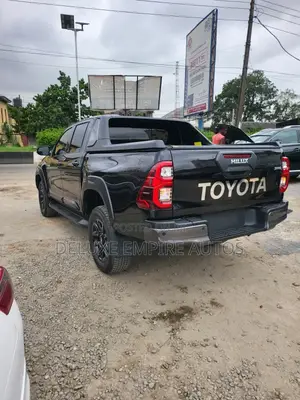 Toyota Hilux 2025 Black