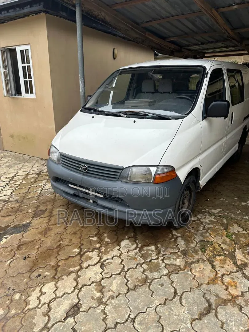 Toyota HiAce 2004 White