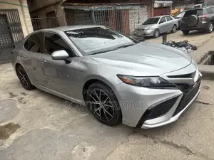 Toyota Camry SE 2022 Silver