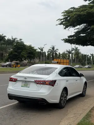 Toyota Avalon XLE FWDSedan (3.6L 6cyl 6A) 2016 White