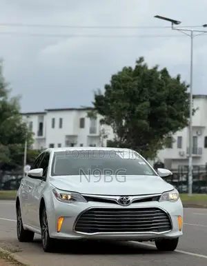 Toyota Avalon XLE FWDSedan (3.6L 6cyl 6A) 2016 White