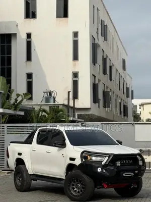 Toyota Hilux 2023 White