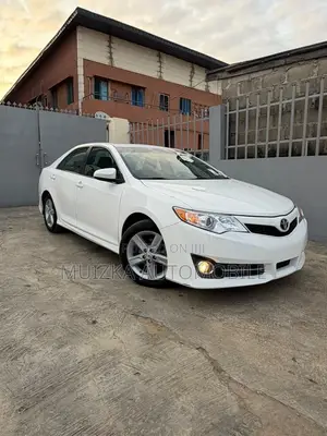 Toyota Camry SE 4dr Sedan (2.5L 4cyl 6A) 2012 White