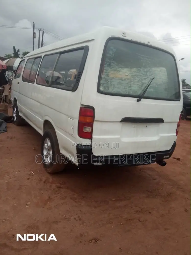 Toyota HiAce 2005 White