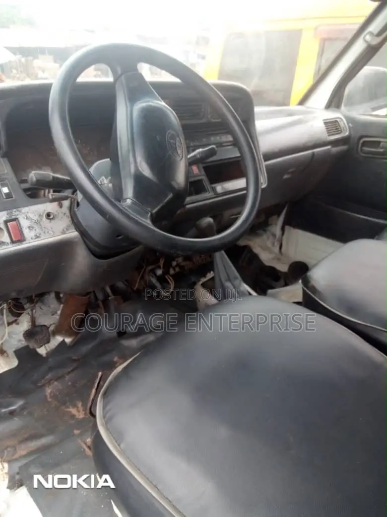 Toyota HiAce 2005 White