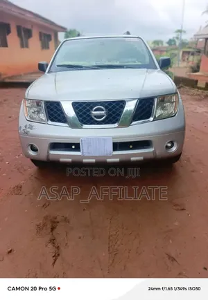 Nissan Pathfinder 2005 Silver