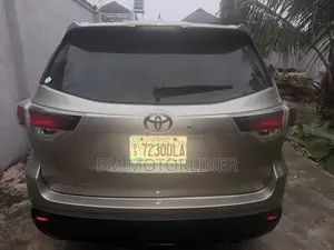 Toyota Highlander Limited Platinum V6 4x2 (3.5L 6cyl 6A) 2016 Gold