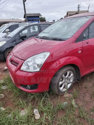 Toyota Verso 2009 Red