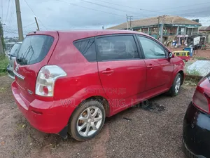 Toyota Verso 2009 Red