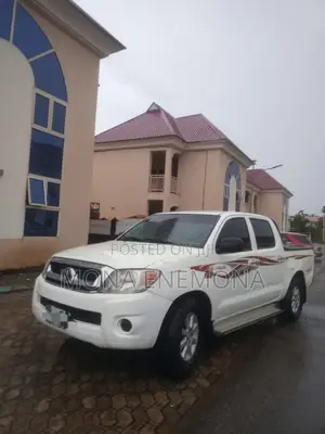 Toyota Hilux 2010 White