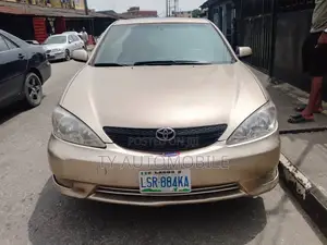 Toyota Camry 2004 Gold