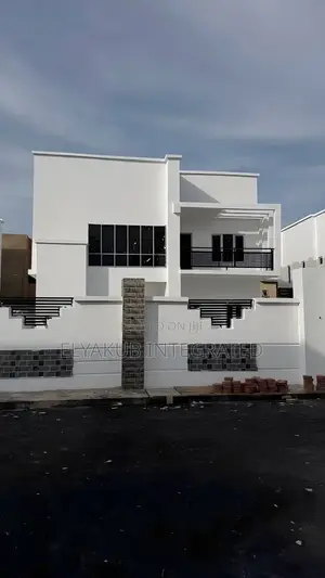 5 Bedrooms and 2 Living Rooms for Sale