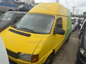 Volkswagen Transporter 2009 Yellow