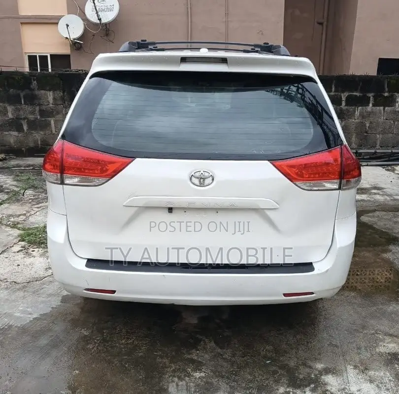 Toyota Sienna 2012 White