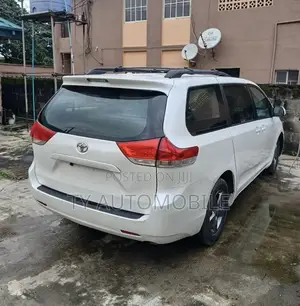 Toyota Sienna 2012 White