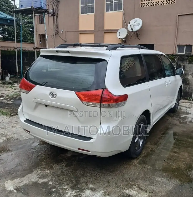 Toyota Sienna 2012 White