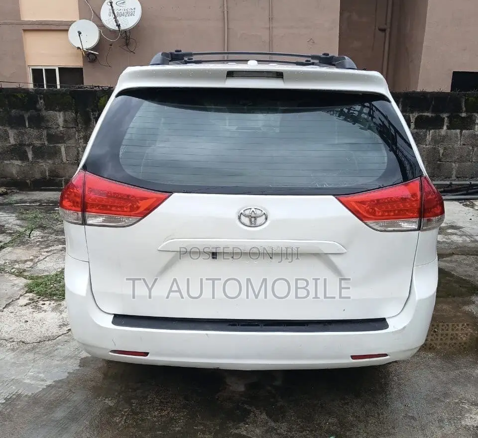 Toyota Sienna 2012 White