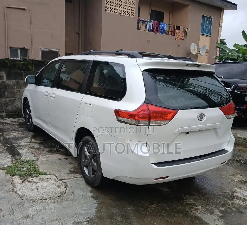 Toyota Sienna 2012 White