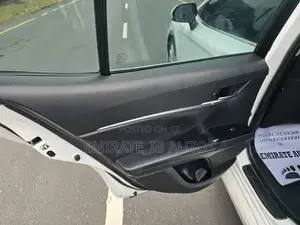 Toyota Camry LE (2.5L 4cyl 8A) 2019 Off white