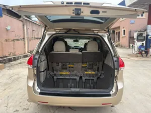 Toyota Sienna 2011 Gold