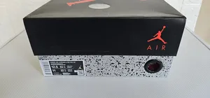 Air Jordan 4 Retro Off-White Sail.