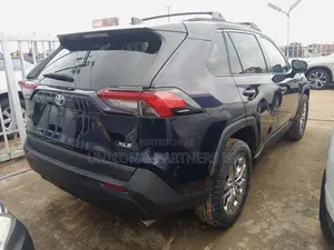 Toyota RAV4 XLE AWD 2019 Blue