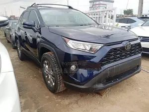 Toyota RAV4 XLE AWD 2019 Blue