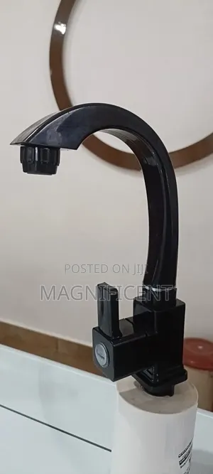 Single-Handle Kitchen Sink Faucet Tap With a High-Arc Gooseneck Spout