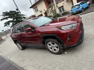 Toyota RAV4 XLE AWD 2019 Red