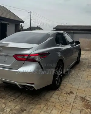 Toyota Camry SE FWD (2.5L 4cyl 8AM) 2018 Silver