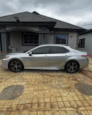 Toyota Camry SE FWD (2.5L 4cyl 8AM) 2018 Silver