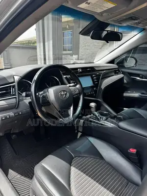 Toyota Camry SE FWD (2.5L 4cyl 8AM) 2018 Silver