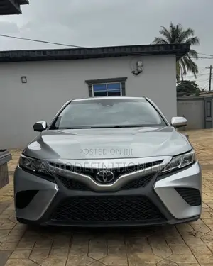 Toyota Camry SE FWD (2.5L 4cyl 8AM) 2018 Silver