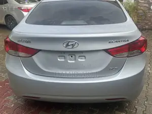 Hyundai Elantra GLS Sedan FWD (1.8L 4cyl 6A) 2013 Silver