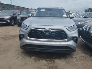 Toyota Highlander 2022 Silver