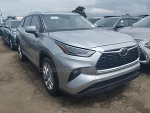 Toyota Highlander 2022 Silver