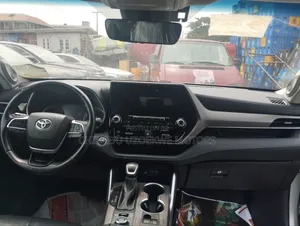 Toyota Highlander 2022 Silver