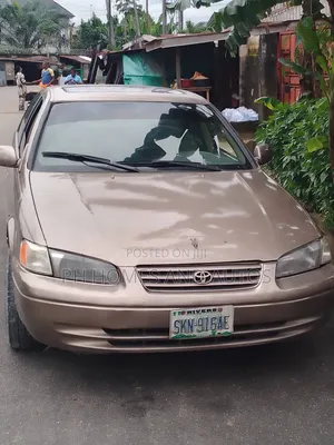 Toyota Camry 2000 Gold