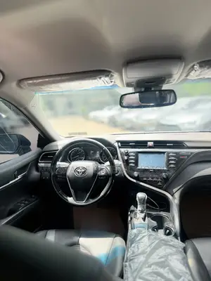 Toyota Camry SE FWD (2.5L 4cyl 8AM) 2018 White