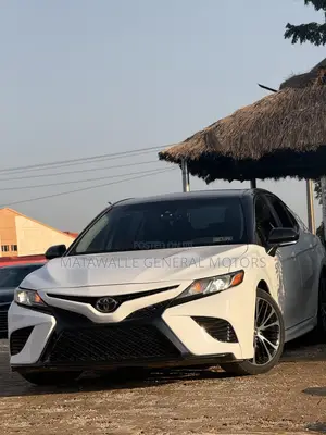 Toyota Camry SE FWD (2.5L 4cyl 8AM) 2018 White