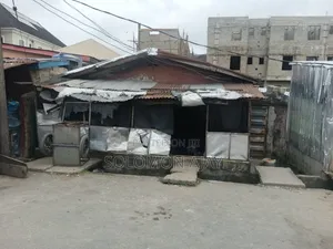 6bdrm Bungalow in Ikate, Surulere, Lawanson for sale