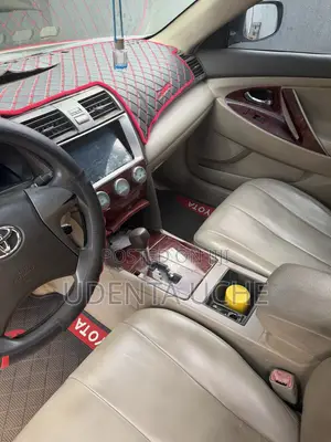 Toyota Camry XLE 4dr Sedan (2.5L 4cyl 6AM) 2010 Gold