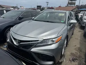 Toyota Camry XLE 2021 Silver