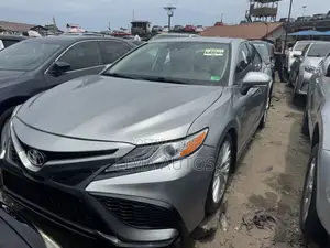 Toyota Camry XLE 2021 Silver