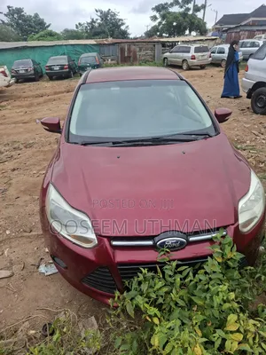 Ford Focus S Sedan FWD (2.0L 4cyl 5M) 2012 Red