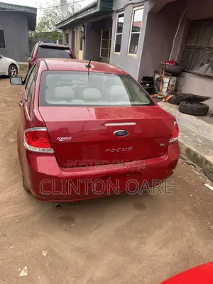 Ford Focus SE 2010 Red