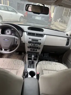 Ford Focus SE 2010 Red